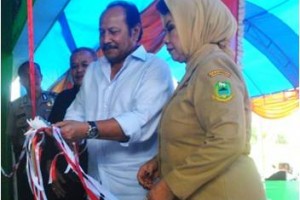Peresmian warung sop ayam Klaten ditandai dengan pengguntingan pita.
